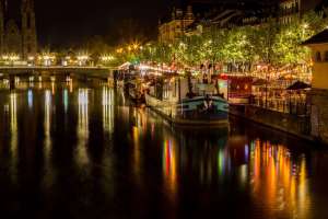 Restaurantboote auf dem Fluss Ill