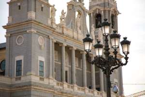 Straßenlaterne in der Almudena Kathedrale von Madrid