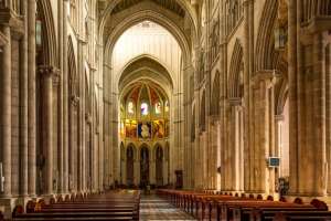 Innenraum der Almudena-Kathedrale in Madrid