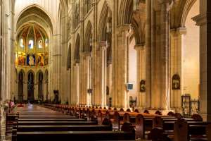 Innenraum der Almudena-Kathedrale in Madrid