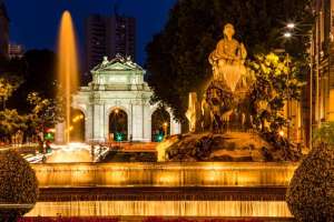 Statue der Göttin Cibeles mit der Puerta de Alcalá im Hintergr
