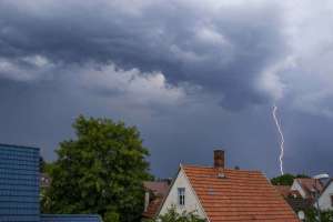 Blitzschlag über dem Kronnenhof