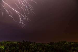 Blitzschlag über dem Wald in Oberkirch